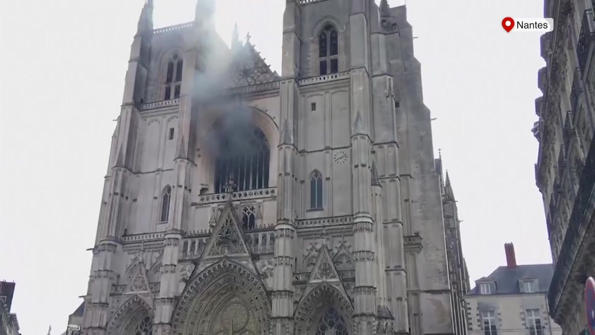 Katedrálu v Nantes se podařilo uhasit